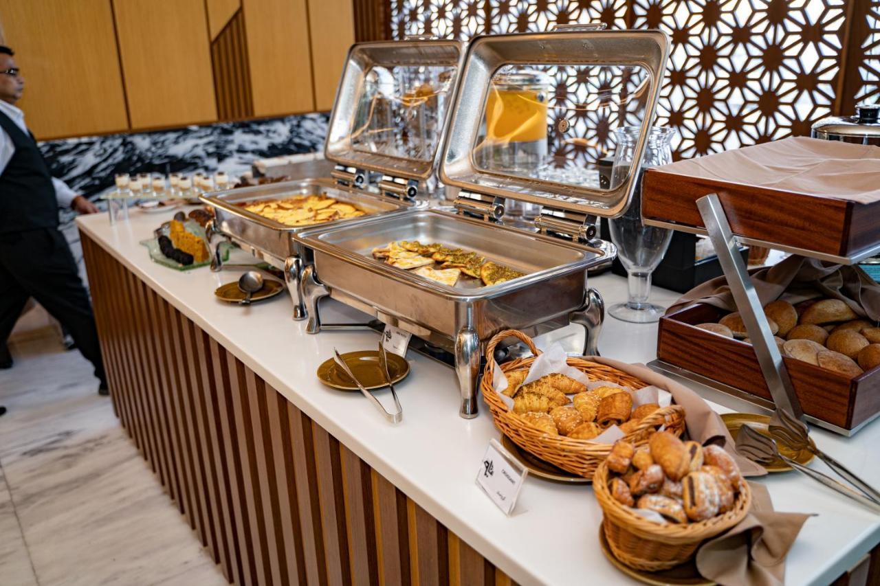 Luxe Grand Hotel Apartments Schardscha Exterior foto A buffet at a hotel