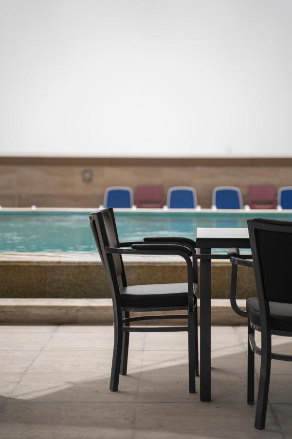 Luxe Grand Hotel Apartments Schardscha Exterior foto The pool at the hotel