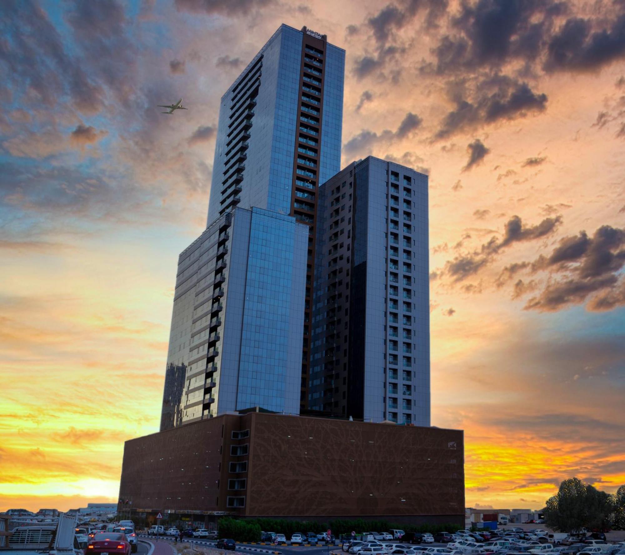 Luxe Grand Hotel Apartments Schardscha Exterior foto The building at sunset